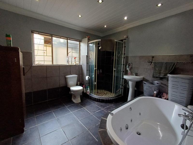 5 Bedroom Property for Sale in Claremont Western Cape